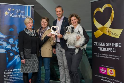 (v.l.n.r.) Eva Steininger, Direktorin der ASO
Fischamend, Gabriela Gebhart, Geschäftsführerin der Stiftung
Kindertraum mit Christer Gavelstad, Geschäftsführer Mars Austria und
Petra Trimmel, Category Director Pet Care bei Mars Austria freuen
sich über ds gelungene Projekt.