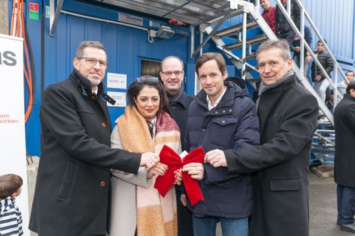 v.l.n.r.: Mario Legrum (Verkaufsleiter kika),
Golnaz Miremadi (Projektinitiatorin seitens Raiffeisen Bank
International), Peter Lennkh (Vorstandsmitglied Raiffeisen Bank
International), Klaus Schwertner (Generalsekretär Caritas Wien),
Ernst Morgenbesser (Bürgermeister Marktgemeinde Breitenfurt)