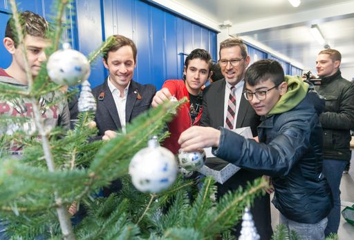 Vorschau Bild von Im Rahmen der Einweihungsfeier schmückten Klaus
Schwertner, Generalsekretär Caritas Wien, und Mario Legrum,
Verkaufsleiter kika, gemeinsam mit den Bewohnern den Weihnachtsbaum.