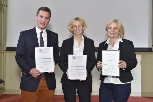 http://www.apa-fotoservice.at/galerie/7416 Im Bild:
Dr. Claudio Spick (2. Preis Teva Ratiopharm Förderungspreis),
Priv.-Doz. Dr. Regina Promberger-Ott (1. Preis Teva Ratiopharm
Förderungspreis) und Barbara Rohrhofer (1. Preis Roche Austria
Publizistikpreis).