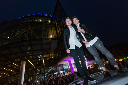 DieLochis, Weltpremiere von BRUDER VOR LUDER am 20.
Dezember in Köln / Weiterer Text über ots und
www.presseportal.de/nr/12946 / Die Verwendung dieses Bildes ist für
redaktionelle Zwecke honorarfrei. Veröffentlichung bitte unter
Quellenangabe: "obs/© 2015 Constantin Film Verleih GmbH"