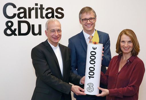 Scheckübergabe für "Ein Funken Wärme". Von links
nach rechts: Caritas Präsident Michael Landau, 3CEO Jan Trionow und
"Krone"-Ombudsfrau Barbara Stöckl.