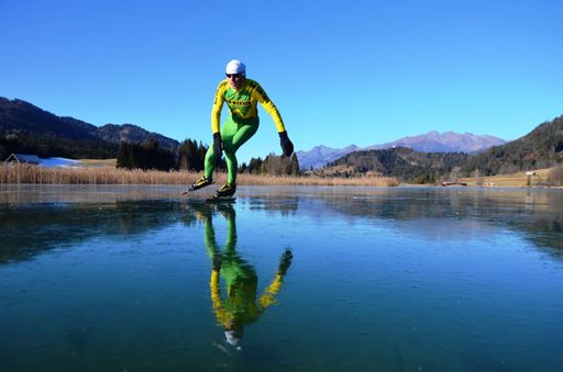 Bis zu 20 Zentimeter dick ist das Eis am
Weissensee.