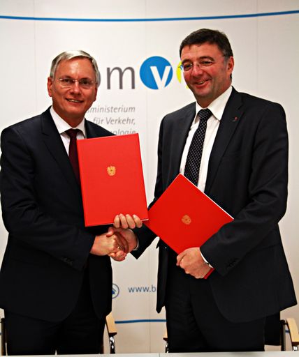 Verkehrsminister Alois Stöger und Landesrat Jörg Leichtfried
unterzeichnen Investitionsabkommen