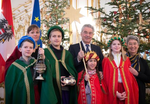 Bundespräsident Heinz Fischer mit Gattin Margit und
Elke Giacomozzi, Vorsitzende der Katholischen Jungschar, im Kreise
der Heiligen Drei Könige (aus Wien)