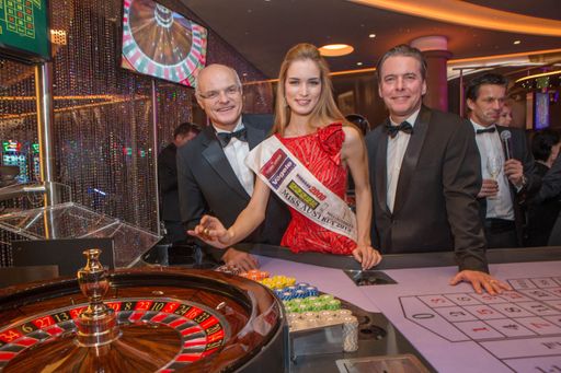 Miss Austria Annika Grill brachte die Goldene
Roulettekugel gemeinsam mit GD Dr. Karl Stoss und Direktor Paul
Vogel zum Rollen.
