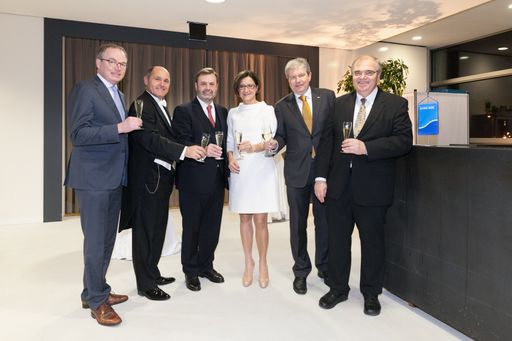 HYPO NOE Neujahrskonzert Beste Stimmung nach dem
begeisternden Neujahrskonzert der HYPO Niederösterreich: (v.l.n.r.:
Landesrat Stephan Pernkopf, Maestro Wolfgang Sobotka,
Landtagspräsident Hans Penz, Bundesministerin Johanna Mikl-Leitner,
Generaldirektor Peter Harold, Bundesminister Wolfgang Brandstetter)
credit: Gerald Lechner