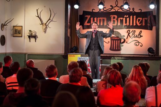 Vorschau Bild von Ingolf Lueck: „In dieser Serie finden wir die ehrlichste,
authentischste Figurenbeschreibung der Fernsehgeschichte: Ich bin
der Piefke Karsten Burgmann. Karsten Burgmann ist der Piefke Ingolf
Lück! 1:1 und in vollem Umfang. Alle Ösis drumherum sind frei
erfunden.“