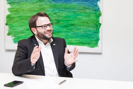  Hat in seinem Unternehmen mit 10 Mitarbeitern
das „papierarme Büro“ realisiert: der Tiroler IT-Unternehmer Markus
Reitshammer.