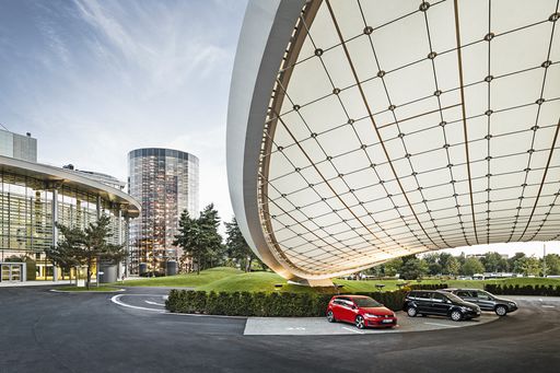 In der "Ausfahrt" können Gäste der Autostadt in
Wolfsburg die zahlreichen Assistenzsysteme in den Modellen von
Volkswagen kennenlernen und selbst ausprobieren, um sich dann im
Straßenverkehr sicher zu bewegen. / Autostadt mit Besucherrekord im
Jahr 2015 / 2,42 Millionen Besucher im Jahr 2015: Steigerung um 8,5
Prozent zum Vorjahr / 168.514 Fahrzeugauslieferungen bestätigen
starke Position.
