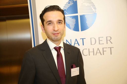 Vorschau Bild von Jahresausklang / Ehrung der Senatsmitglieder und
Urkundenverleihung. Im Bild: Mag. Oguzhan Köse, MBA