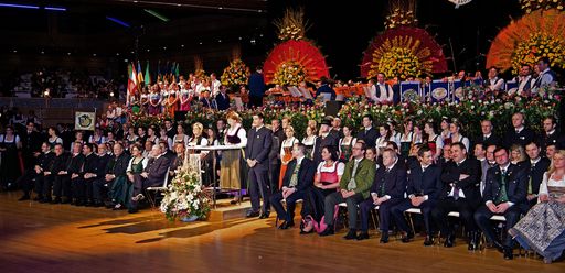  Traditionelle Eröffnungszeremonie mit den
Ehrengästen am Ballabend.