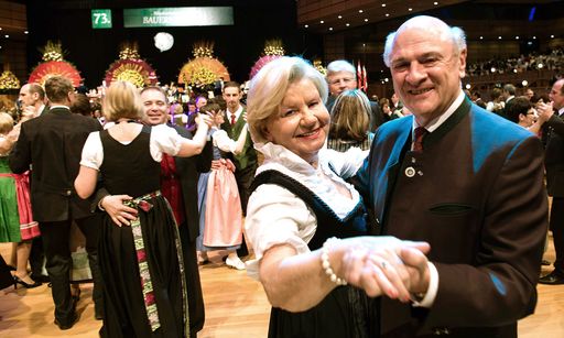 Vorschau Bild von Ausgezeichnete Stimmung bei den Gästen und dem eifrigen Tanzpaar
Sissy und Erwin Pröll.