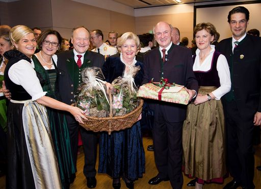 Vorschau Bild von Packerl und zwei Schneerosenstöcke als Geschenk zum 45.
Hochzeitstag für Sissy und Erwin Pröll: Dir. Klaudia Tanner, BM
Johanna Mikl-Leitner, Bauernbundobmann Hermann Schultes sowie Dorli
Draxler und Ballobmann Stefan Jauk gratulierten.