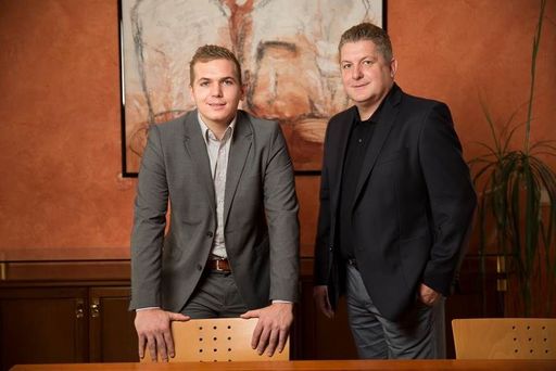  Der Geschäftsführer Lukas Flechl aus der
Oststeiermark ist gelernter Keramiker und diplomierter
Ofenbautechniker, während der Vater und Seniorchef Alexander Flechl
30 Jahre Erfahrung als Zentralheizungsbauer in den Familienbetrieb
einbringt.