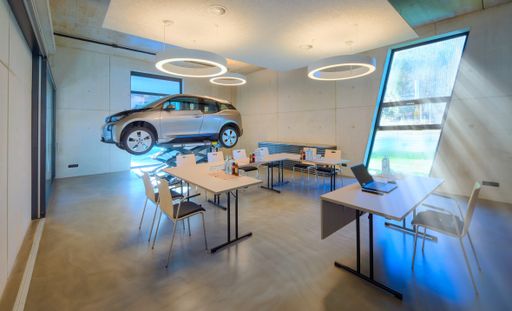Vorschau Bild von Seminarraum mit Auto im neuen "autohaus" von
Hotel Gut Brandlhof