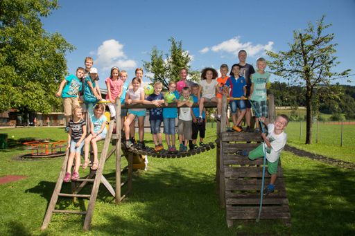  dm Mitarbeiterinnen betreuen Kinder im Sommerlager
03.08.2015 Monika Widmoser von dm mit den Jungschar-Kindern