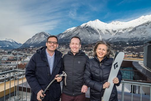 Innsbruck in Tirol ist künftig Heimat des
europäischen Firmenhauptsitzes von Black Diamond - vlnr. Harald Gohm
(Standortagentur Tirol), Tim Bantle (Black Diamond Europe) und die
Tiroler Wirtschaftslandesrätin Patrizia Zoller-Frischauf.