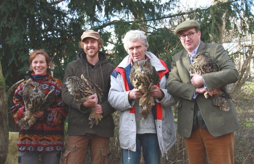 von links nach rechts: Birgit Prager, Tierpflegerin
EGS; Stefan Knöpfer, Tierpfleger EGS; Dr. Hans Frey,
wissenschaftlicher Leiter EGS; Mag. Douglas O’Donell vom ehemaligen
Wildpark Hochkreut mit den vier Uhus