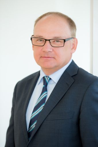 Mag. Heinz Wlzek, neuer Geschäftsführer des
Österreichischen Apotheker-Verlages