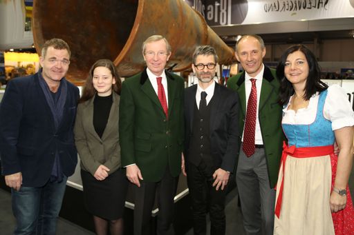 Das SalzburgerLand präsentiert sich vom 14. bis
17. Jänner 2016 als Partnerregion der Ferienmesse Wien. Den
offiziellen Auftakt bildete eine Pressekonferenz am Stand gemeinsam
mit dem Salzburg Museum und der Ferienregion Nationalpark Hohe
Tauern. Im Bild die Teilnehmer der Pressekonferenz, v.l.n.r:
Schauspieler und "Jedermann"-Darsteller Cornelius Obonya, Florentina
Rucker (Darstellerin von "Gott" im "Jedermann"), LH Dr. Wilfried
Haslauer, Prof. Dr. Martin Hochleitner (Direktor Salzburg Museum),
Leo Bauernberger, MBA (GF SLTG) und Ingrid Maier-Schöppl (GF
Wildkogel-Arena Neukirchen und Bramberg).