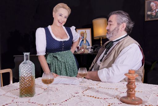  Exklusiver Preview der ersten Kostümprobe
-Szenenausschnitt Großbauer Ignaz Himmelkreuzpointner und seiner
Nachbarin Irmi.