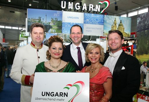 http://www.apa-fotoservice.at/galerie/7459 Auf
dem Bild: Balázs Kovács, Direktor, Ungarisches Tourismusamt, mit den
Sängern des Budapester Operettentheaters, v.l.n.r. Zsolt Vadász,
Anita Lukács, Szilvi Szendy und Károly Pelle.