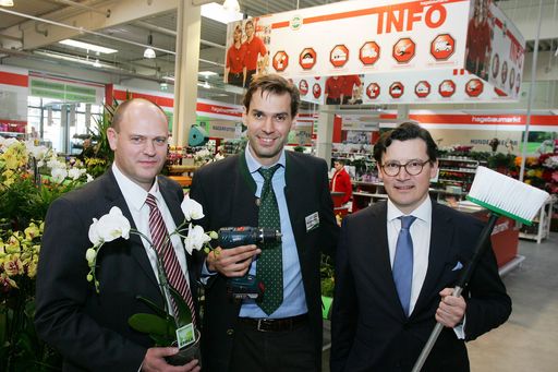  http://www.apa-fotoservice.at/galerie/7465 Im Bild
v.l.n.r.: Wolfgang König, Marktleiter hagebaumarkt Fetter
Eisenstadt, Mag. Andreas Fetter, Geschäftsführer hagebaumarkt Fetter
Eisenstadt, Mag. Clemens Bauer, Niederlassungsleiter Einzelhandel
hagebau Österreich