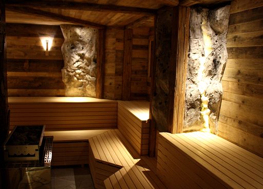 Die Granatsauna im Romantik Hotel Seefischer ist
einem alten Bergstollen nachempfunden und besteht aus natürlichen
Materialien.