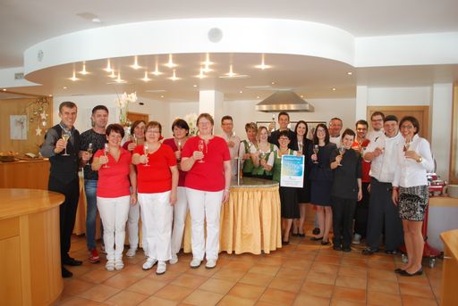  Das ****Hotel SeeRose startet mit dem
HolidayCheck Award 2016 in das neue Jahr. Das Kärntner Hotel in
Bodensdorf zählt somit zu den beliebtesten Hotels weltweit.