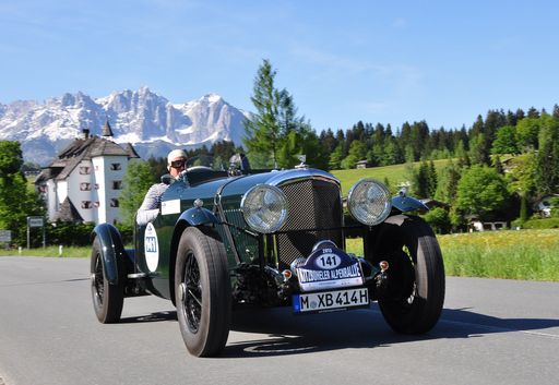  29. Kitzbüheler Alpenrallye. Herrliche Oldtimer
auf malerischen Alpenstraßen. Vom 1. bis 4. Juni 2016 gehören die
Straßen in und um Kitzbühel wieder den schönsten
Automobilklassikern. Fast 600 Kilometer in Tirol, Salzburg und
Bayern stehen an drei Bewerbstagen auf dem Programm.
