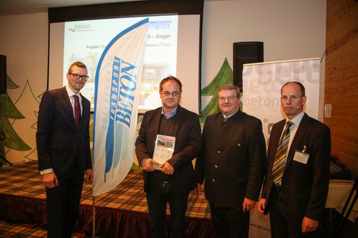 Preisverleihung am 11.Jänner 2016 in Schladming:
Andreas Pfeiler (Jury) - Fachverband Steine - Keramik, Michael
Frolik (Sieger Betonpreis 2015) - Fröschl Beton, Peter Neuhofer -
Präsident Güteverband Transportbeton, Christoph Ressler -
Güteverband Transportbeton