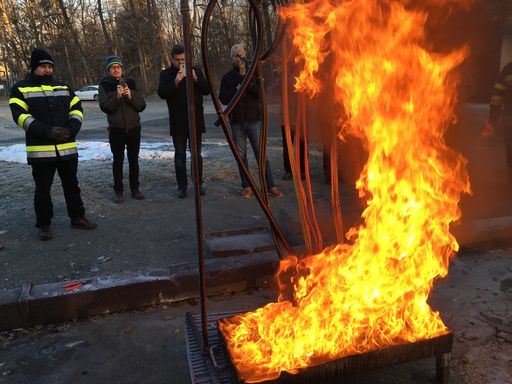 Vorschau Bild von Feurige Demonstrationen und Löschvorführungen rundeten das
Seminar ab