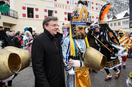 Vorschau Bild von Landeshauptmann Günther Platter war einer der
Ersten, der eingeführt und zur Kassa gebeten wurde.