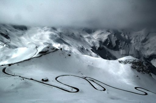  Blick vom höchsten Punkt der Großglockner Hochalpenstraße
(Edelweiß-Spitze 2.571 m) auf das obere Nassfeld mit mystischer
Wolkenstimmung.