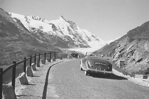Vorschau Bild von Historische Aufnahme der Großglockner Hochalpenstraße, Auffahrt
Gletscherstraße mit Blick auf den Großglockner (3.798 m) und den
Pasterzengletscher.