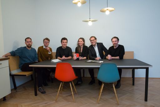 Im Bild v.l.n.r.: Valentin Ruhry, Künstler &
Designer Artist-in-Residence Studio 904 Q21/MuseumsQuartier Wien;
Andrew Newman, Austria Australia Arts (AAA); Matthias Tarasiewicz,
Research Institute for Arts and Technology (RIAT); Elisabeth Hajek,
Künstlerische Leitung Artist-in-Residence Programm
Q21/MuseumsQuartier Wien; Christian Strasser, Direktor
MuseumsQuartier Wien; Josh Harle, Künstler & Artist-in-Residence
Q21/MuseumsQuartier Wien