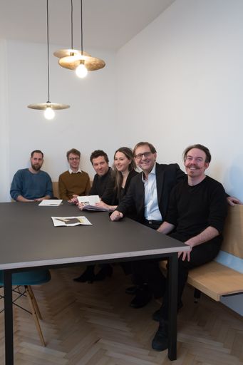 Vorschau Bild von Im Bild v.l.n.r.: Valentin Ruhry, Künstler &
Designer Artist-in-Residence Studio 904 Q21/MuseumsQuartier Wien;
Andrew Newman, Austria Australia Arts (AAA); Matthias Tarasiewicz,
Research Institute for Arts and Technology (RIAT); Elisabeth Hajek,
Künstlerische Leitung Artist-in-Residence Programm
Q21/MuseumsQuartier Wien; Christian Strasser, Direktor
MuseumsQuartier Wien; Josh Harle, Künstler & Artist-in-Residence
Q21/MuseumsQuartier Wien