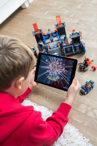 Vorschau Bild von Nach erfolgreichem Geschäftsjahr setzt die LEGO
GmbH 2016 auf vielseitigen Bauspaß mit neuen digitalen
Spielerlebnissen / Ritter der Zukunft verbinden digitales und
physisches Spielerlebnis