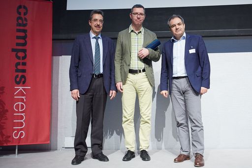 http://www.apa-fotoservice.at/galerie/7452 Im Bild
(von links nach rechts): Dr. Martin Hagenlocher (Geschäftsführer
Bayer Austria GmbH), Dr. Karl Matz (Preisträger), Univ.-Doz. Dr.
Hans‐Peter Haring (Präsident der ÖGSF)