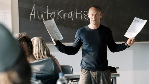 Vorschau Bild von "Die Welle" - Lehrer Rainer Wenger (Jürgen Vogel)
führt mit seiner Klasse ein Experiment zum Thema Faschismus und
Diktatur durch - mit erschütternden Folgen. Sendetermin: Freitag,
30.01.2016 um 20:15 Uhr bei RTL II. © RTL II - Recht zum
Abdruck/Darstellung zeitlich/sachlich beschränkt auf die Bewerbung
der Sendung. Weiterer Text über ots und www.presseportal.de/nr/6605