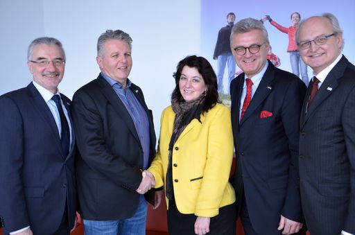  Die Obmänner der NÖGKK wurden von Frau Dr. Elisabeth Schaffler (Aufsichtsbehörde des BM für Gesundheit) erneut angelobt.
v. li. n. re.: 2. Obm. Stv. Michael Pap, Obmann Gerhard Hutter, Dr. Elisabeth Schaffler, 1. Obm. Stv. Ing. Norbert Fidler, (der wiedergewählte) Generaldirektor Mag. Jan Pazourek
