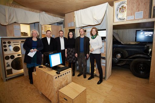  http://www.apa-fotoservice.at/galerie/7481 Im Bild
v.l.n.r. Waltraud Barton (Verein IM-MER), Doron Rabinovici
(Schriftsteller, Historiker), Dr. Christian Klösch,
Provenienzforschung TMW, Dr. Gabriele Fröschl, Leitung Österr.
Mediathek, Georg Traska (Historiker) und Dr. Gabriele Zuna-Kratky,
Direktorin TMW