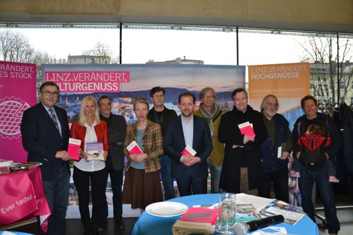 Vorschau Bild von Tourismusdirektor Georg Steiner (links), Vbgm.
Mag. Bernhard Baier (mittig, vorne) und Autoren präsentieren neues
Buch