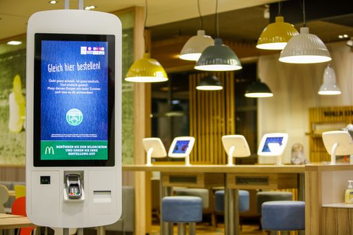 Vorschau Bild von Frischer geht es nicht: Nach der Bestellung am Counter, an einem
der Kiosk-Selbstbedienungsterminals (Bild) oder via Quick Mac App
beginnt sofort die Zubereitung der Speisen in der Küche.