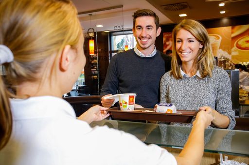 Vorschau Bild von Auch im Jahr 2016 wird Gastfreundschaft bei McDonald’s Österreich
im Mittelpunkt stehen. Durch das neue Küchen- und Servicekonzept
kommen alle Speisen noch frischer auf das Tablett.