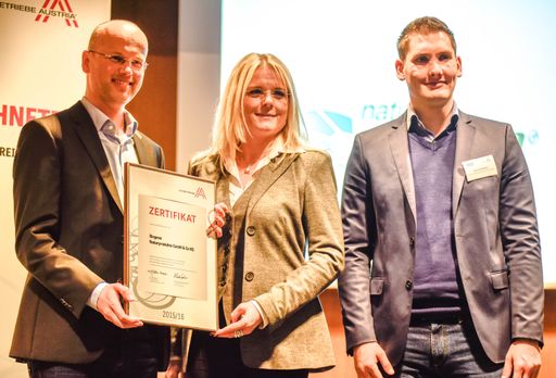 Roman Huber/Geschäftsführer Biogena, Monica
Rintersbacher/ Leitbetriebe Austria und Bruno
Petrovic/Geschäftsführer Biogena bei der Verleihung des Zertifikats.