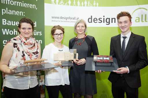  http://www.apa-fotoservice.at/galerie/7456 Im Bild
Veronika Egger, Vorsitzende des Vereins design for all, mit den
Gewinner_innen des Designwettbewerbs "Möbel für Alle"