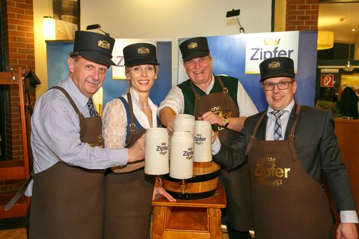 v.l.n.r.: Brau Union Österreich Generaldirektor
Markus Liebl, Ehrenbrauerin der Brauerei Zipf Sabine Lindorfer,
Braumeister Günther Seeleitner, Braumeister Harald Raidl