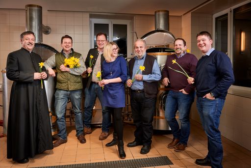  1) Die Vertreter der sieben Privatbrauereien in
der Brauerei Ried (v. l.): Hans Hofer (Trappistenbierbrauerei
Engelszell, Engelhartszell), Wolfgang Vitzthum (Brauerei Vitzthum,
Uttendorf), Josef Niklas (Brauerei Ried), Magdalena Beham (Brauerei
Baumgartner, Schärding), Helmut Bogner (Hausbrauerei Bogner,
Braunau), Matthias Schnaitl (Brauerei Schnaitl, Gundertshausen) und
Claus Wurmhöringer (Brauerei Wurmhöringer, Altheim).